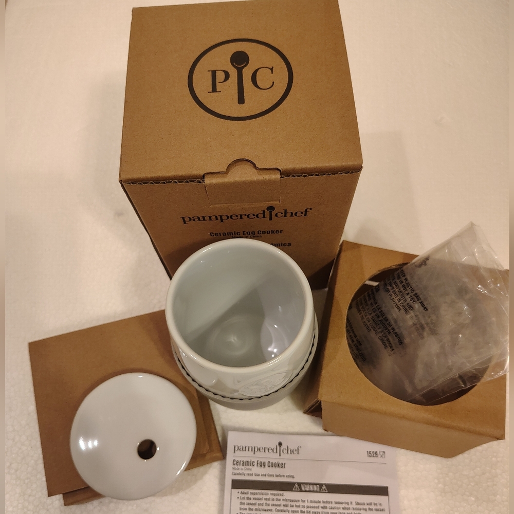 Pampered Chef White Ceramic Cooker with Lid. # 1529